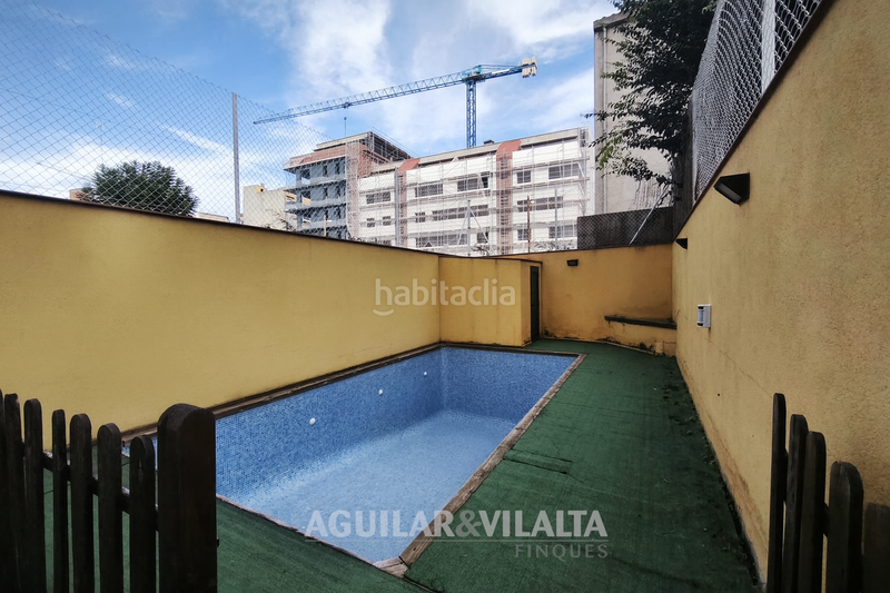 Foto 0a505635-2dde-49e6-89d7-f10719328bd2. Casa adosada casa amplia con piscina en el centro en Granollers