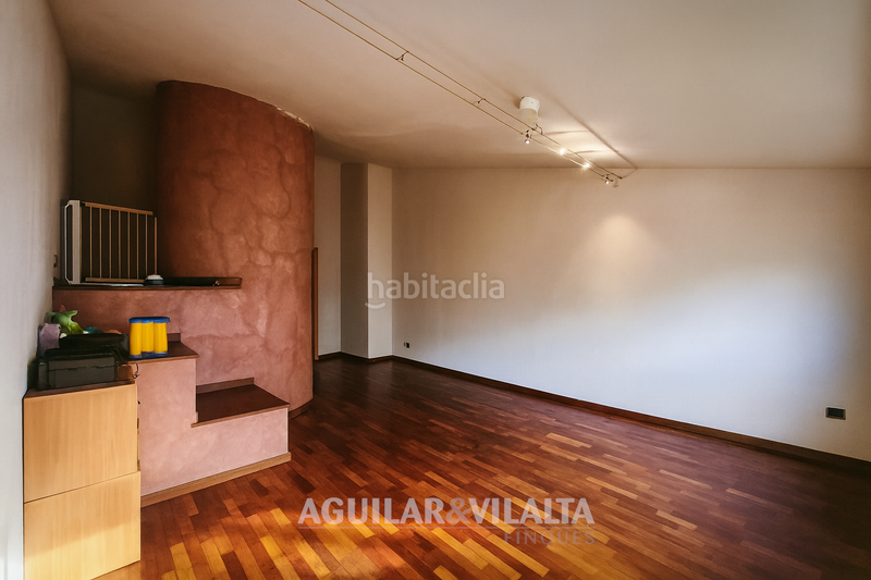 Foto 23a2bb0d-33bc-4ad0-be25-58ebf9b4cde6. Casa adosada casa amplia con piscina en el centro en Granollers