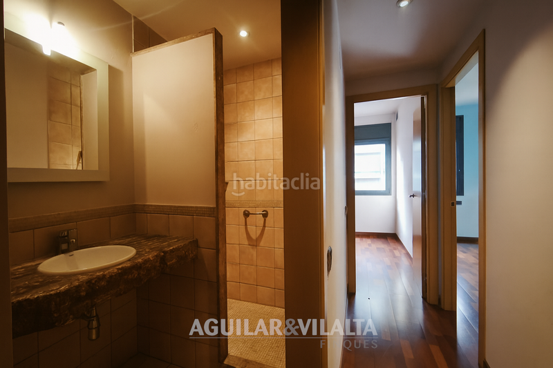 Foto 3f2d9412-0584-4983-b14e-bf8a64d38ac8. Casa adosada casa amplia con piscina en el centro en Granollers