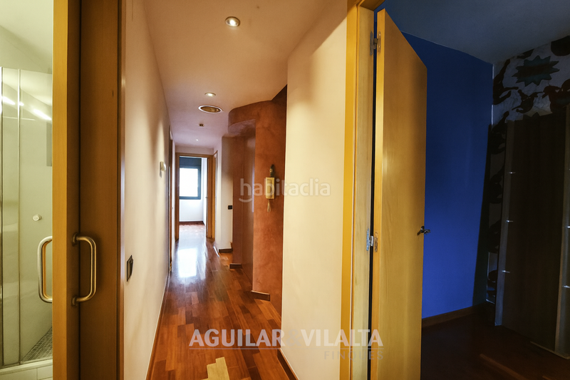 Foto 452d0b30-41a7-494d-a832-aba0e70a9455. Casa adosada casa amplia con piscina en el centro en Granollers