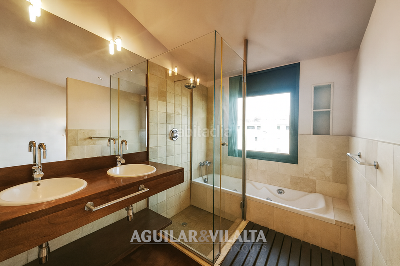 Foto 532313a3-ce52-4f71-9bee-abf1145155fc. Casa adosada casa amplia con piscina en el centro en Granollers