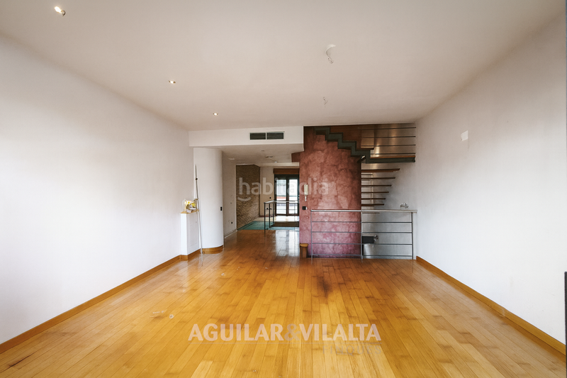 Foto 7001b259-9076-4a44-9ae6-e244f87b153c. Casa adosada casa amplia con piscina en el centro en Granollers