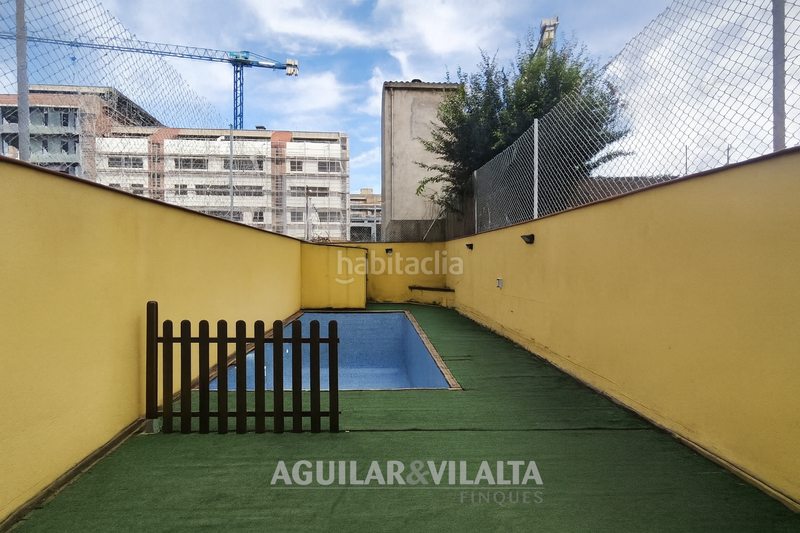 Foto 85d9ae08-1f51-4444-82af-f8a70dfa0f0f. Casa adosada casa amplia con piscina en el centro en Granollers