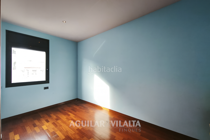 Foto 9e2868f6-2c43-41d7-ab87-98d11374a593. Casa adosada casa amplia con piscina en el centro en Granollers