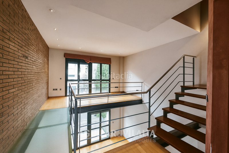 Foto a012fe37-b104-4be7-b75c-f18f5c63a95e. Casa adosada casa amplia con piscina en el centro en Granollers