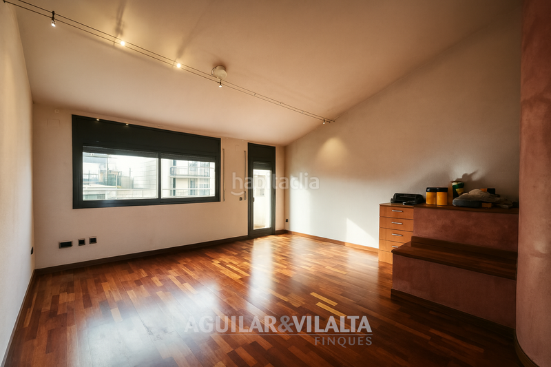 Foto a2956d03-d86e-4658-a5bf-4aacdaa9bd73. Casa adosada casa amplia con piscina en el centro en Granollers