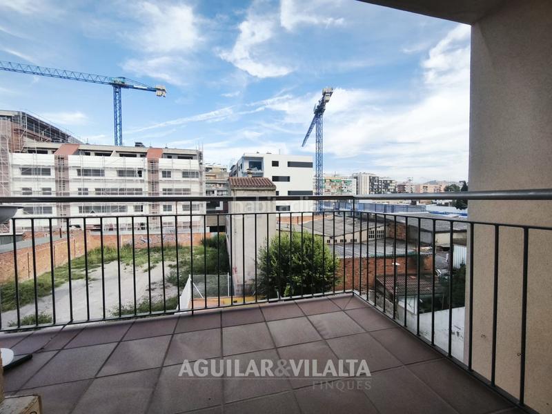 Foto e95911a3-1469-44d4-8bce-c983b3be48ed. Casa adosada casa amplia con piscina en el centro en Granollers