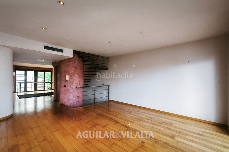 Foto f0279754-9485-492b-91b3-b5d7a0ad44e6. Casa adosada casa amplia con piscina en el centro en Granollers