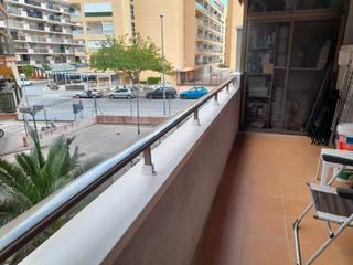 Pis  Carrer d'amadeu vives. Piso la pineda