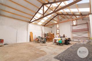 Capannone industriale in Passatge de grau 2. Nave industrial singular