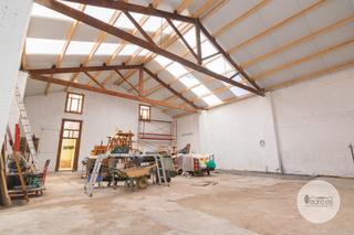 Capannone industriale in Passatge de grau 2. Nave industrial singular