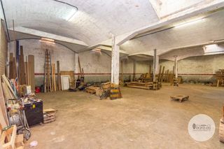 Local Comercial  Carrer de llan�a. Oportunidad de inversi�n en barcelona � local con gran potencial