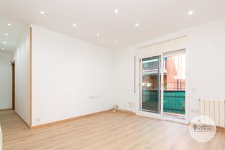 Piso en Carrer de la murtra 95. Luminoso piso de 3 habitaciones con balcón en el corazón de el c