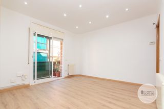 Pis a Carrer de la murtra 95. Luminoso piso de 3 habitaciones con balcón en el corazón de el c