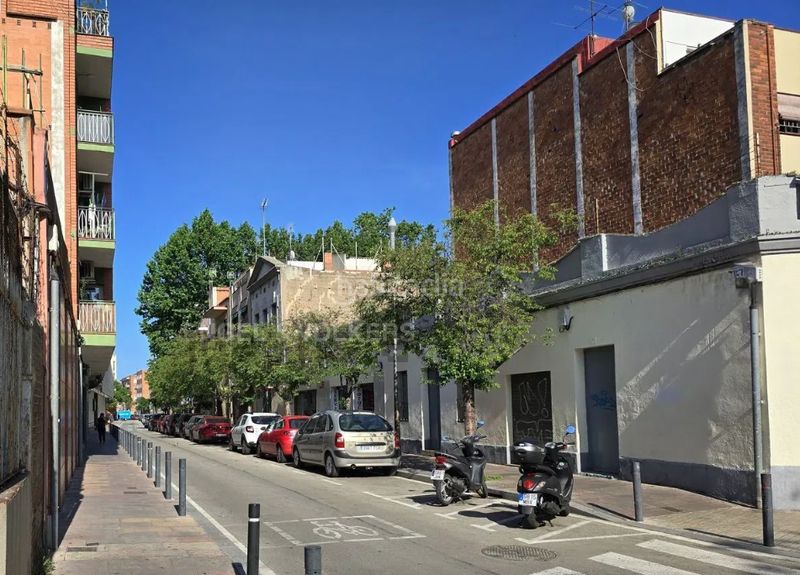 Foto eb648abc-bf42-4c8c-bf6f-efa028aaf590. Lloguer edifici a carrer de l'estadella 57 a Bon Pastor Barcelona