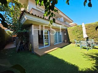 Maison jumelée  Carrer de pere vergés. Exclusivo adosado en cambrils: un oasis de lujo a un paseo del m