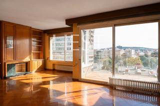 Pis  Travessera de les corts. Oportunidad nica: amplio piso alto y luminoso con terraza, vist