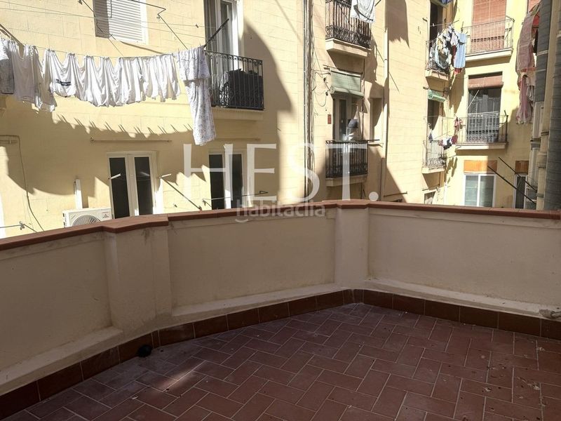 Foto a19fd274-8665-4eca-b7d6-9e5f50b92ce8. Pis a Raval Barcelona