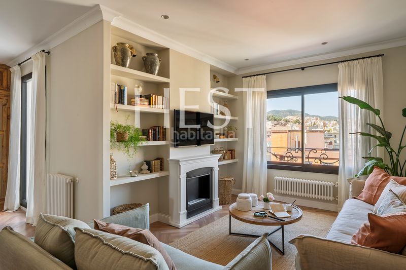 Foto 0f3b9e9b-713d-4ed1-8c90-5bf8b41bb630. Àtic amb xemeneia calefacció a Putget - Farró Barcelona