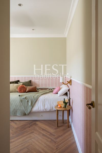 Foto 12ac34cc-fbc8-45f4-8cdc-87a298d5a815. Àtic amb xemeneia calefacció a Putget - Farró Barcelona