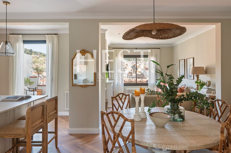 Foto 18670868-d996-4af2-91bc-3d0a4e33a671. Àtic amb xemeneia calefacció a Putget - Farró Barcelona