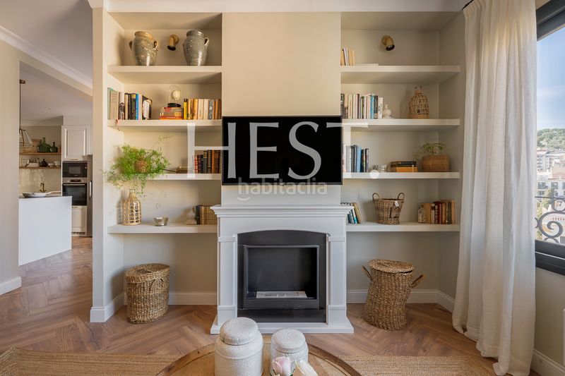 Foto 539f113e-a850-490e-a9ff-74f714e9bba8. Àtic amb xemeneia calefacció a Putget - Farró Barcelona