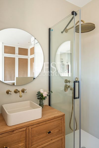 Foto 7550cdb1-fc25-436c-91fd-b7f9d8d70768. Àtic amb xemeneia calefacció a Putget - Farró Barcelona