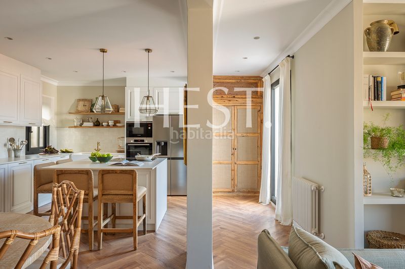 Foto a242c9fd-3a24-48e9-81b0-b70d0d611cc7. Àtic amb xemeneia calefacció a Putget - Farró Barcelona