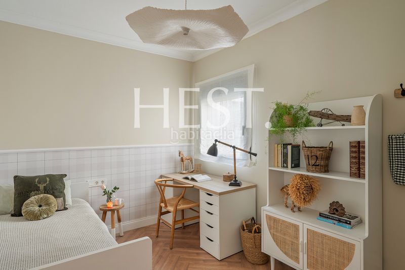 Foto ccf28cf2-e517-4868-a0eb-56e449b075d8. Àtic amb xemeneia calefacció a Putget - Farró Barcelona