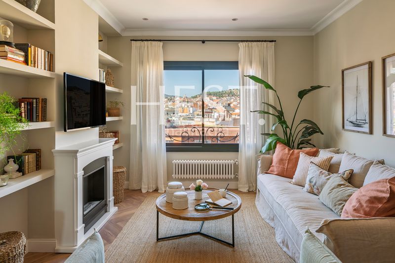 Foto d2de895b-f239-4d20-989b-002747df00dd. Àtic amb xemeneia calefacció a Putget - Farró Barcelona