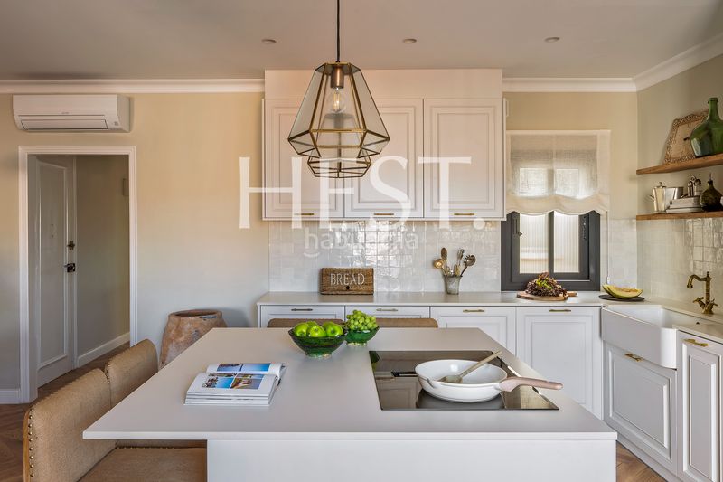 Foto ea3999be-0d36-40ab-b5a9-c853cab209b6. Àtic amb xemeneia calefacció a Putget - Farró Barcelona