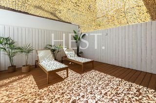 Pis  Carrer de casanova. Exclusiva vivienda reformada con terraza privada en finca regia
