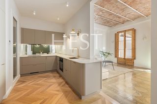 Pis  Carrer de casanova. Exclusiva vivienda reformada con terraza privada en finca regia