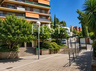 Etagenwohnung  Carrer de jeric�. Planta baja exterior con amplio patio privado