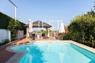 Chalet  Passeig de la circumval�laci�. Exclusiva casa unifamiliar con vistas al mar en montemar, castel