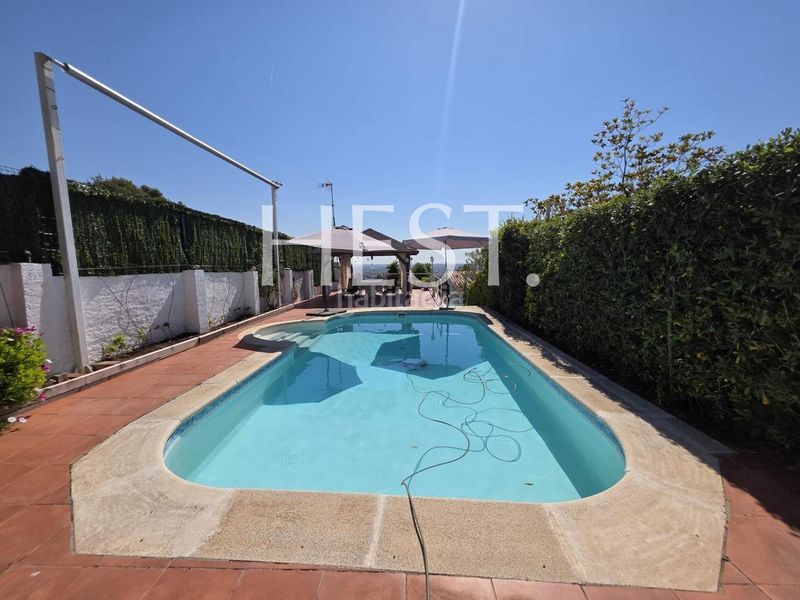 Foto 051ee2f9-7144-44ab-923b-c7c52681242a. Xalet amb xemeneia calefacció aparcament piscina a Castelldefels