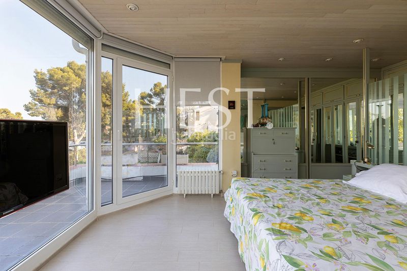Foto b878d7f8-3fa0-4cc0-b0db-2770d9070296. Xalet amb xemeneia calefacció aparcament piscina a Castelldefels