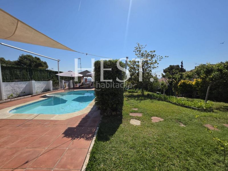 Foto c44c9a64-3d88-43b2-ae27-e05c692c11e8. Xalet amb xemeneia calefacció aparcament piscina a Castelldefels