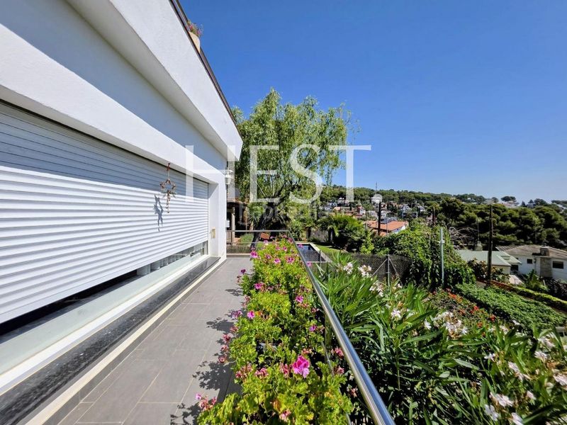 Foto ecff580c-bb84-4611-9b6c-2a08ee86c4f4. Xalet amb xemeneia calefacció aparcament piscina a Castelldefels