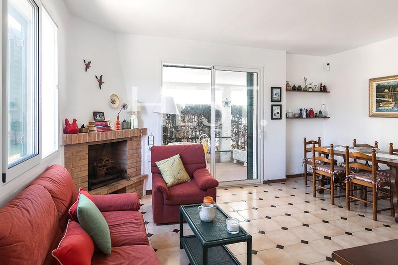 Foto a18a4661-a3bd-414f-b115-a019e88e1e2f. Xalet amb aparcament a Caldes d´Estrac
