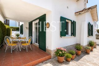 Chalet  Carrer pau casals la isla. Casa mediterr�nea en caldetes