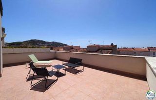 Apartment in Calle tirso de molina 55. Dúplex ático con gran terraza y parking en el centro de roses