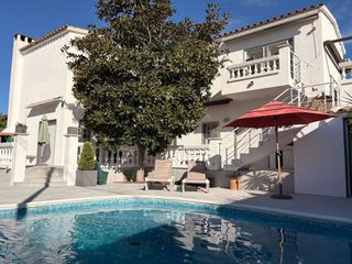 Casa a Alberes. Se vende producto para inversión en empuriabrava con 3 apartamen