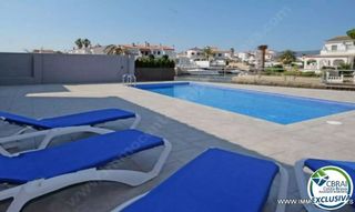 Casa a Calle ampuriabrava s/n. Villa renovada con 4 dormitorios y amarre de 13 metros en empuri