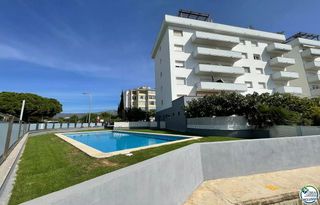 Apartament a Avenida de la platja 105. Apartamento de 3 habitaciones con piscina y aparcamiento privado