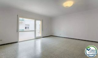 Apartment in Calle de cristofòr colom 41. Vive roses a pie amplio piso con 3 dormitorios y 2 terrazas a 35