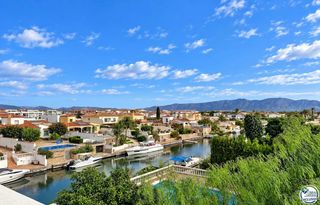 Appartement in Sector freser 27. Apartamento con vistas al canal de 1 dormitorio con parking y pi