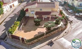 Casa en Els Grecs-Mas Oliva. Fantástica casa moderna con piscina, cocina exterior y a pocos p