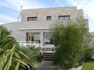Casa a Cap Ras - Creus - Falconera. Casa al canal en gran parcela se vende en la costa brava, marina