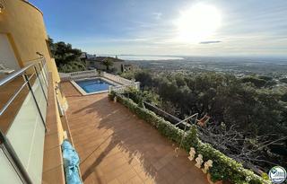Casa a Nord. Villa con vista al mar y piscina en la tranquila zona de mas fum